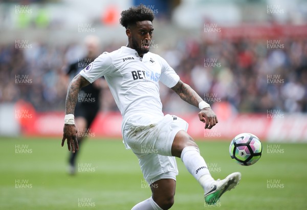 020417 - Swansea City v Middlesbrough, Premier League - Leroy Fer of Swansea City breaks away