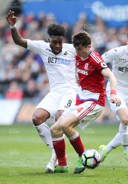 020417 - Swansea City v Middlesbrough, Premier League - Leroy Fer of Swansea City and Marten de Roon of Middlesbrough compete for the ball