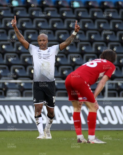 060321 - Swansea City v Middlesbrough - SkyBet Championship - Andre Ayew of Swansea City celebrates the win after his penalty at full time