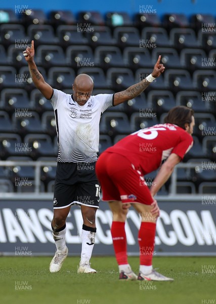 060321 - Swansea City v Middlesbrough - SkyBet Championship - Andre Ayew of Swansea City celebrates the win after his penalty at full time