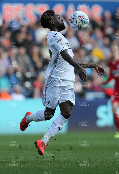 060419 - Swansea City v Middlesbrough, Premier League - Nathan Dyer of Swansea City controls the ball