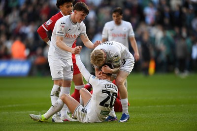 060426 - Swansea City v Middlesbrough - Sky Bet Championship - Melker Widell of Swansea City celebrates with Liam Cullen after earning his side a penalty