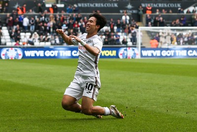 080325 - Swansea City v Middlesbrough - Sky Bet Championship - Ji-Sung Eom of Swansea City celebrates after scoring a goal