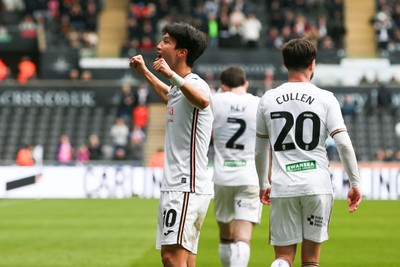 080325 - Swansea City v Middlesbrough - Sky Bet Championship - Ji-Sung Eom of Swansea City celebrates after scoring a goal