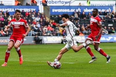 080325 - Swansea City v Middlesbrough - Sky Bet Championship - Ji-Sung Eom of Swansea City makes a run towards the Middlesborough goal