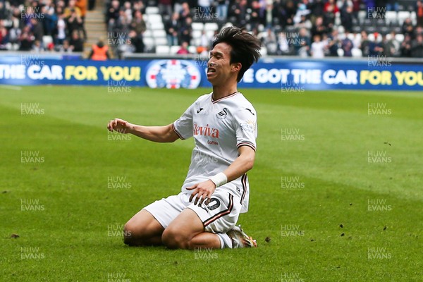 080325 - Swansea City v Middlesbrough - Sky Bet Championship - Ji-Sung Eom of Swansea City celebrates after scoring a goal