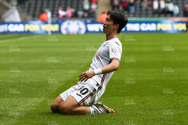 080325 - Swansea City v Middlesbrough - Sky Bet Championship - Ji-Sung Eom of Swansea City celebrates after scoring a goal