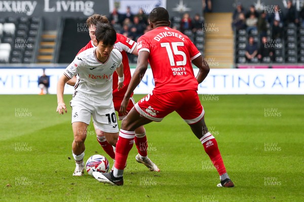 080325 - Swansea City v Middlesbrough - Sky Bet Championship - Ji-Sung Eom of Swansea City and Anfernee Dijksteel of Middlesborough compete for the ball