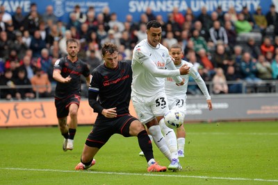 270925 - Swansea City v Millwall - Sky Bet Championship - Adam Idah of Swansea City goes close