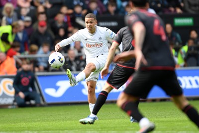 270925 - Swansea City v Millwall - Sky Bet Championship - Manuel Benson of Swansea City