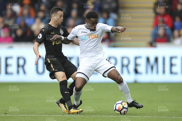 100917 - Swansea City v Newcastle United, Premier League - Leroy Fer of Swansea City is challenged by Javier Manquillo of Newcastle United