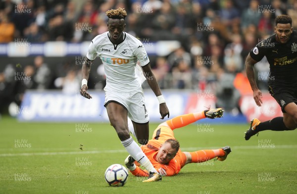 100917 - Swansea City v Newcastle United, Premier League - Tammy Abraham of Swansea City beats Newcastle United goalkeeper Rob Elliot but fails to put the ball into the net