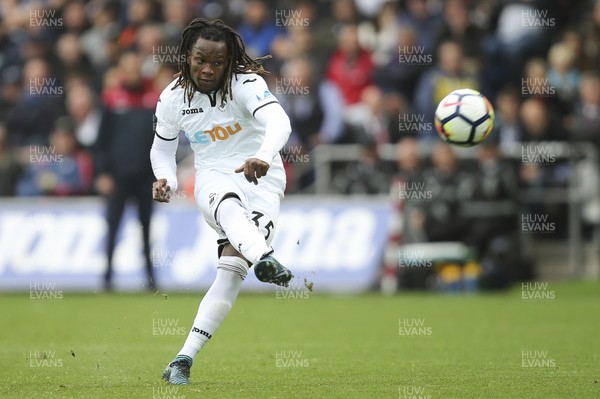 100917 - Swansea City v Newcastle United, Premier League - Renato Sanches of Swansea City takes a few kick