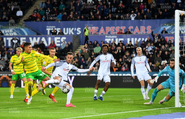 041023 - Swansea City v Norwich City - EFL SkyBet Championship - Jerry Yates of Swansea City scores a goal which is disallowed