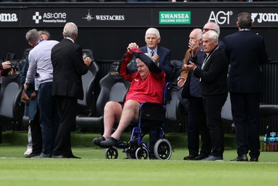 101026 - Swansea City v Norwich City - SkyBet Championship - John Toshack on the pitch before the game