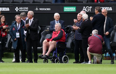 101026 - Swansea City v Norwich City - SkyBet Championship - John Toshack on the pitch before the game