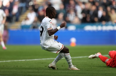 101026 - Swansea City v Norwich City - SkyBet Championship - Moussa Yeo of Swansea scores a goal