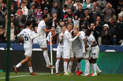 101026 - Swansea City v Norwich City - SkyBet Championship - Adam Idah of Swansea celebrates scoring their second goal