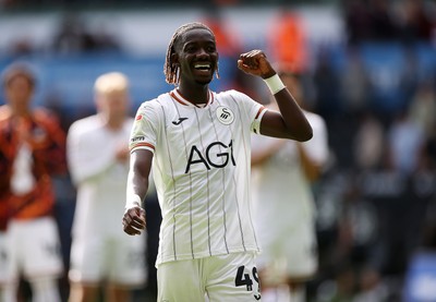 101026 - Swansea City v Norwich City - SkyBet Championship - Moussa Yeo of Swansea celebrates with fans at full time