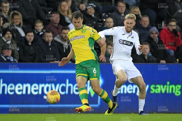 241118 - Swansea City v Norwich City, EFL Championship - Christoph Zimmermann of Norwich City (left) and Oliver McBurnie of Swansea City battle for the ball