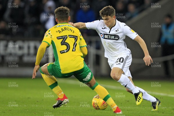 241118 - Swansea City v Norwich City, EFL Championship - Daniel James of Swansea City (right) takes on Max Aarons of Norwich City