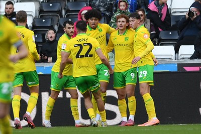 251025 - Swansea City v Norwich City - Sky Bet Championship - Jovon Makama of Norwich celebrates scoring a goal with team mates