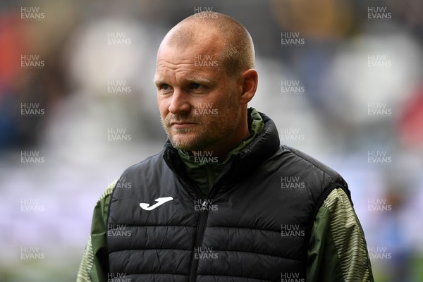 251025 - Swansea City v Norwich City - Sky Bet Championship - Liam Manning, Norwich Manager