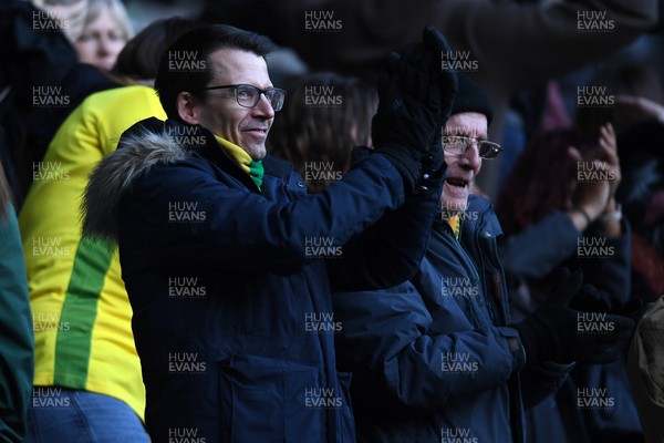 251025 - Swansea City v Norwich City - Sky Bet Championship - Norwich fans celebrate after Jovon Makama of Norwich scores the equalising goal