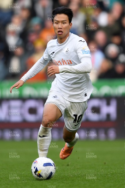 251025 - Swansea City v Norwich City - Sky Bet Championship - Eom Ji-Sung of Swansea City