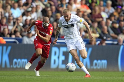 150918- Swansea City v Nottingham Forest, EFL Championship - Oliver McBurnie of Swansea City (right) runs away from Adlene Guedioura of Nottingham Forest