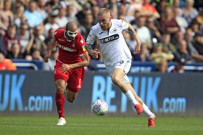 150918- Swansea City v Nottingham Forest, EFL Championship - Oliver McBurnie of Swansea City (right) runs away from Adlene Guedioura of Nottingham Forest