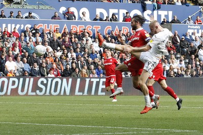 150918- Swansea City v Nottingham Forest, EFL Championship - Oliver McBurnie of Swansea City (right) just fails to reach a crossed ball 