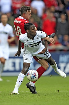 150918- Swansea City v Nottingham Forest, EFL Championship - Joel Asoro of Swansea City (right) and Jack Robinson of Nottingham Forest battle for the ball