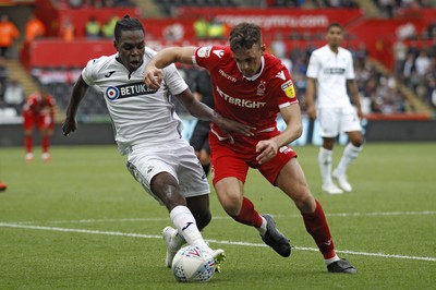 150918- Swansea City v Nottingham Forest, EFL Championship - Joel Asoro of Swansea City (left) and Jack Robinson of Nottingham Forest battle for the ball