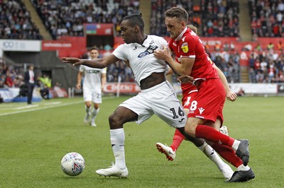 150918- Swansea City v Nottingham Forest, EFL Championship - Joel Asoro of Swansea City (left) in action with Jack Robinson of Nottingham Forest