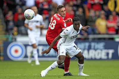 150918- Swansea City v Nottingham Forest, EFL Championship - Joel Asoro of Swansea City (right) and Jack Robinson of Nottingham Forest battle for the ball