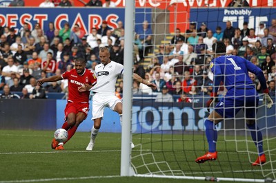 150918- Swansea City v Nottingham Forest, EFL Championship - Oliver McBurnie of Swansea City (right) and Saidy Janko of Nottingham Forest battle for the ball