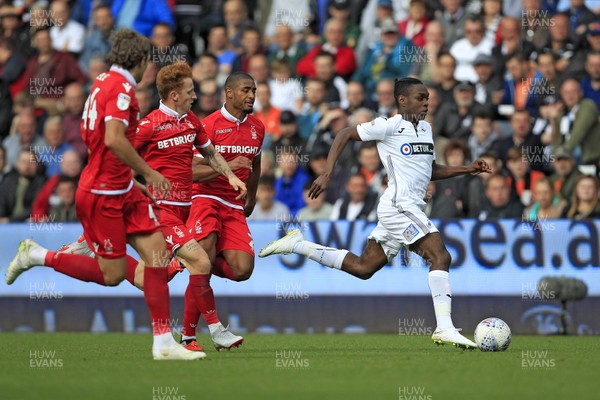 150918- Swansea City v Nottingham Forest, EFL Championship - Joel Asoro of Swansea City (right) sprints away from the Nottingham Forest defence