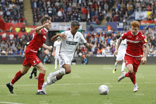 150918- Swansea City v Nottingham Forest, EFL Championship - Kyle Naughton of Swansea City (centre) in action with Jack Robinson (left) and Jack Colback of Nottingham Forest