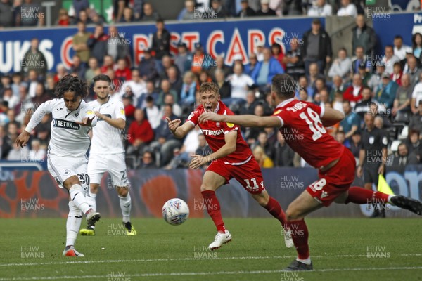 150918- Swansea City v Nottingham Forest, EFL Championship - Yan Dhanda of Swansea City (left) shoots at goal