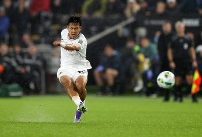 170925 - Swansea City v Nottingham Forest - Carabao Cup - Eom Ji-Sung of Swansea City takes a shot