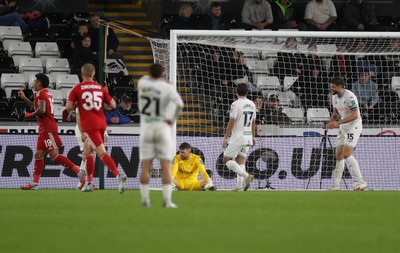 170925 - Swansea City v Nottingham Forest - Carabao Cup - Dejected Swansea after conceding the second goal