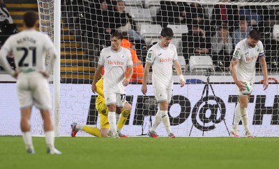 170925 - Swansea City v Nottingham Forest - Carabao Cup - Dejected Swansea after conceding the second goal