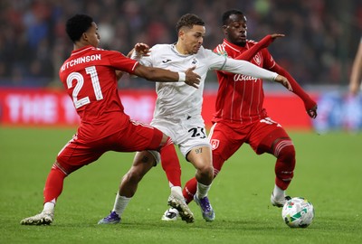 170925 - Swansea City v Nottingham Forest - Carabao Cup - Manuel Benson of Swansea City is challenged by Omari Hutchinson and Arnaud Kalimuendo of Nottingham Forest