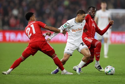 170925 - Swansea City v Nottingham Forest - Carabao Cup - Manuel Benson of Swansea City is challenged by Omari Hutchinson and Arnaud Kalimuendo of Nottingham Forest