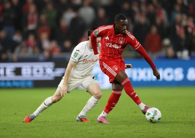 170925 - Swansea City v Nottingham Forest - Carabao Cup - Callum Hudson-Odoi of Nottingham Forest is challenged by Josh Key of Swansea City 