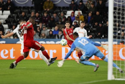 170925 - Swansea City v Nottingham Forest - Carabao Cup - Liam Cullen of Swansea City crosses the ball in to Zan Vipotnik who scores a goal