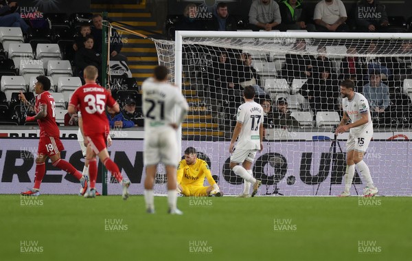 170925 - Swansea City v Nottingham Forest - Carabao Cup - Dejected Swansea after conceding the second goal