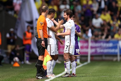 030525 - Swansea City v Oxford United - SkyBet Championship - Joe Allen hands the captains arm band to Kyle Naughton of Swansea City on both players final game
