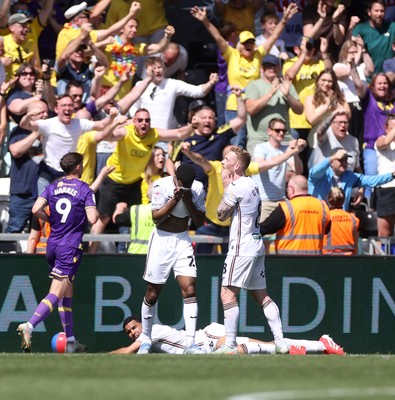 030525 - Swansea City v Oxford United - SkyBet Championship - Dejected Hannes Delcroix and Lewis O'Brien of Swansea City after Oxford score a goal to make it 3-3